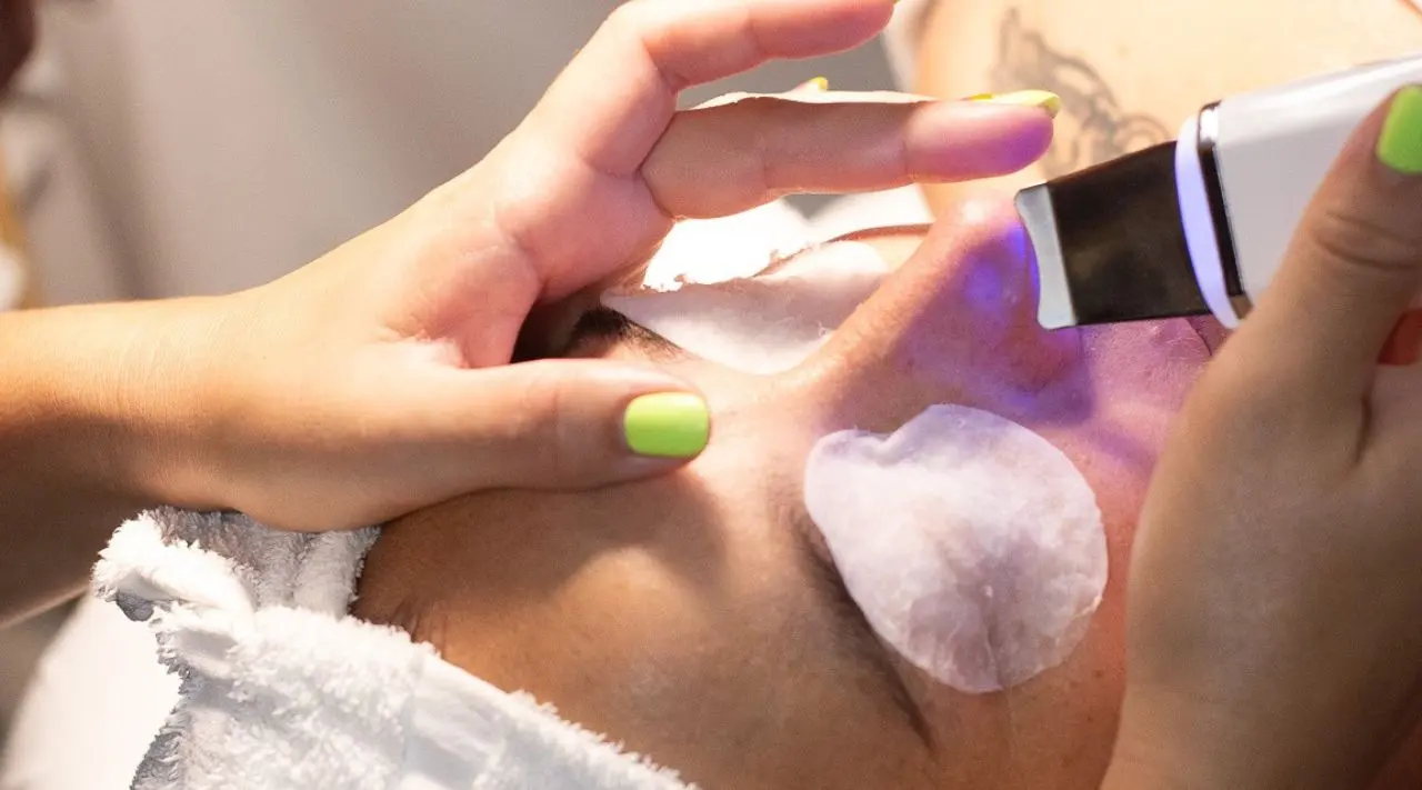 Tratamiento facial con aparatología en la zona de los ojos