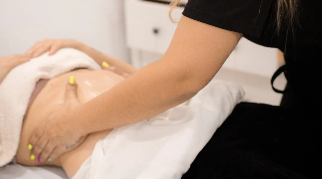 Massatge drenant a l'abdomen