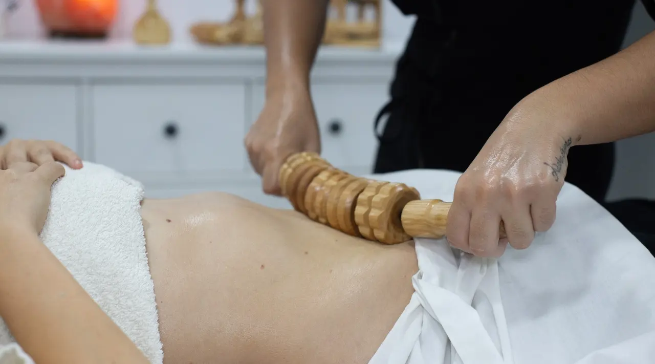 Sessió de maderoteràpia amb corró