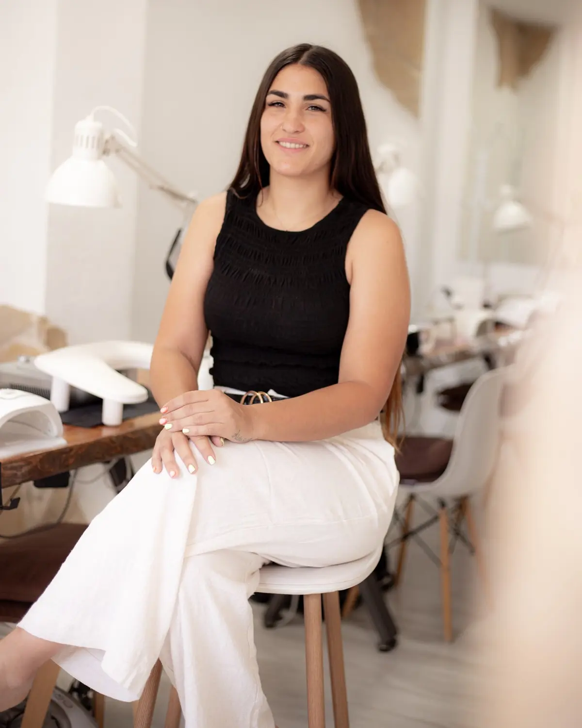 Marta Pujol somrient, asseguda al centre Adara Essence