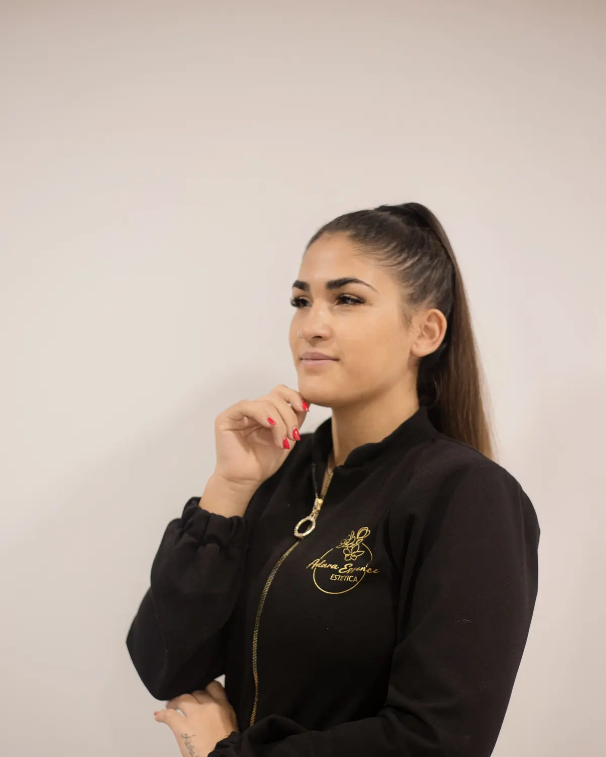 Marta Pujol, fundadora d'Adara Essence, amb l'uniforme del centre